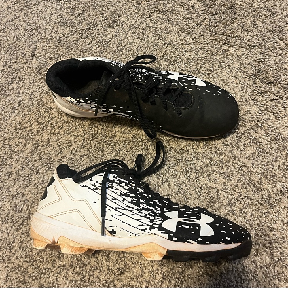 Under Armour cleats ￼